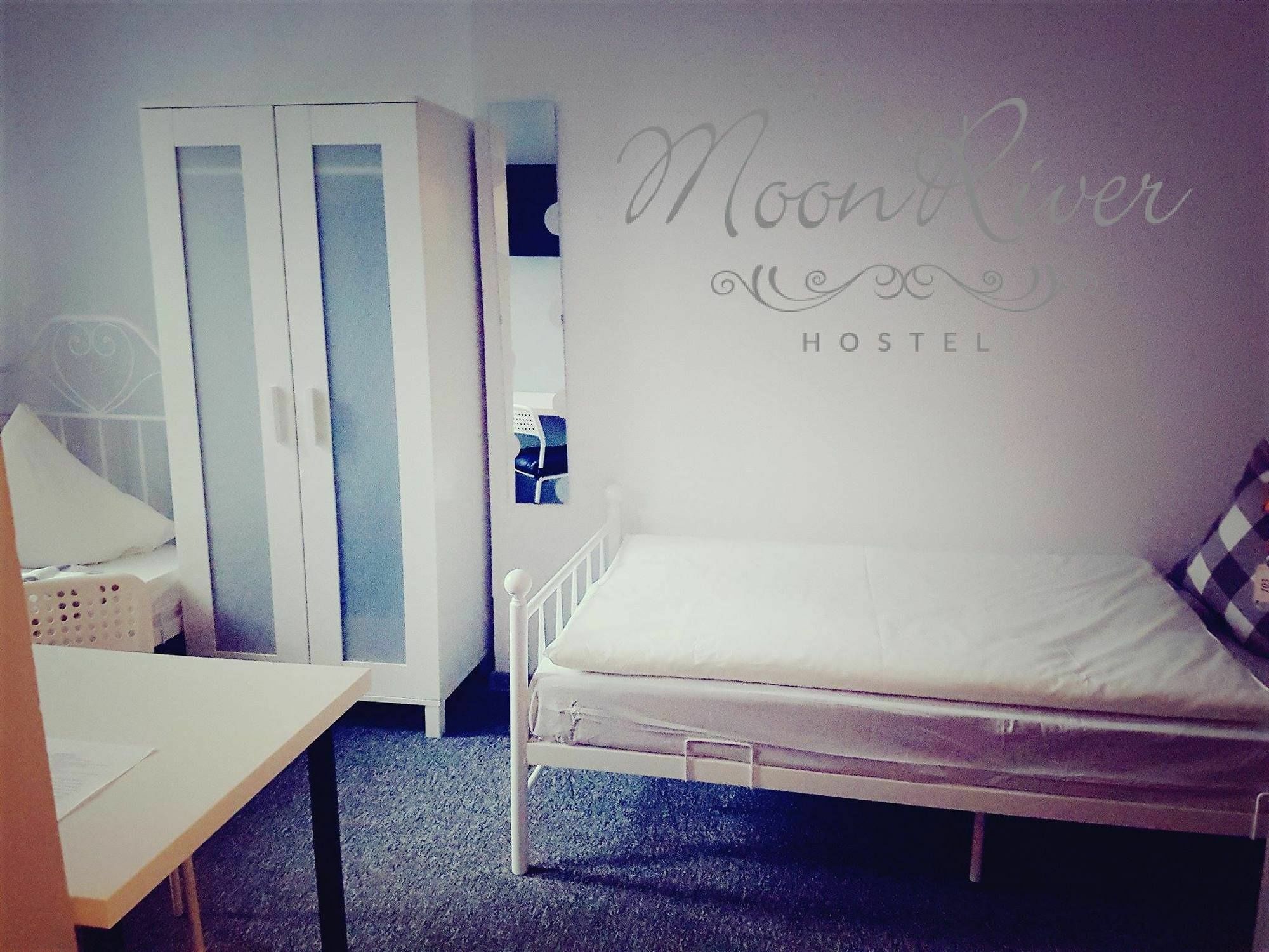 ורשה Moonriver Inn מראה חיצוני תמונה