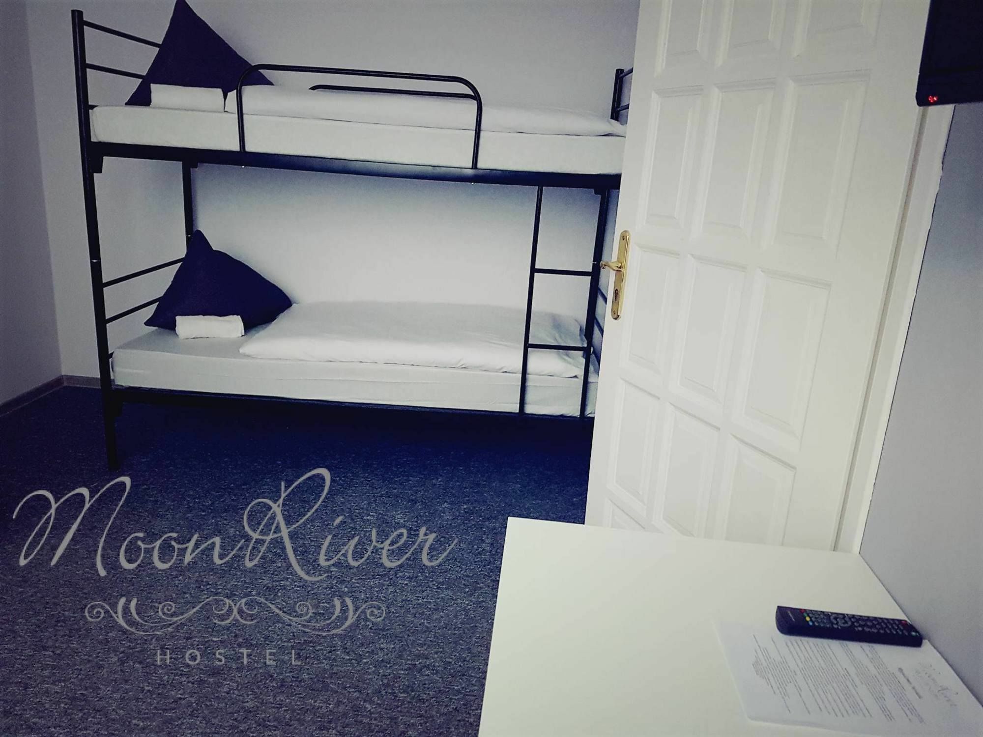 ורשה Moonriver Inn מראה חיצוני תמונה
