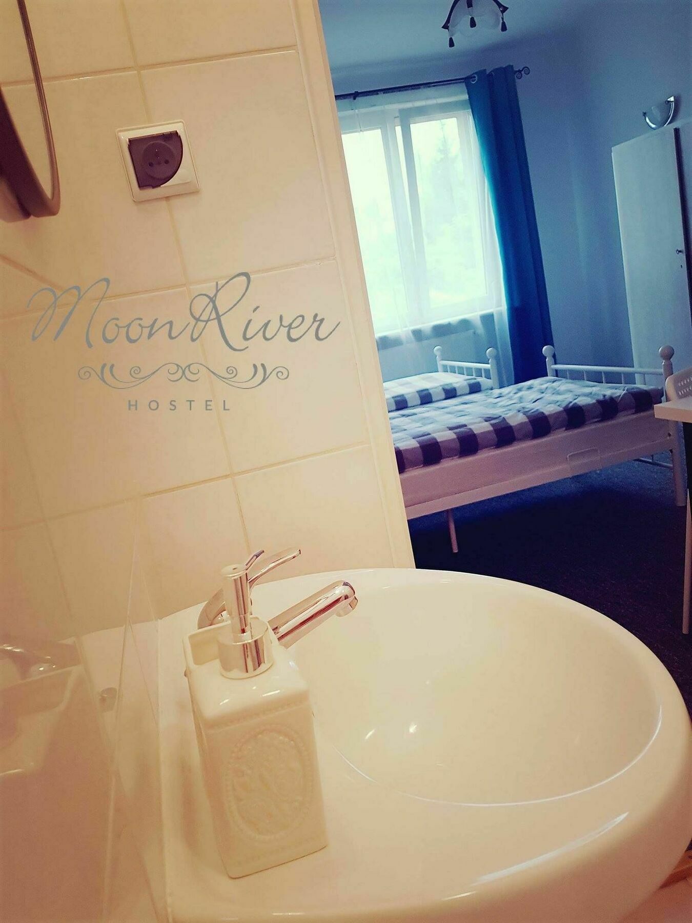 ורשה Moonriver Inn מראה חיצוני תמונה